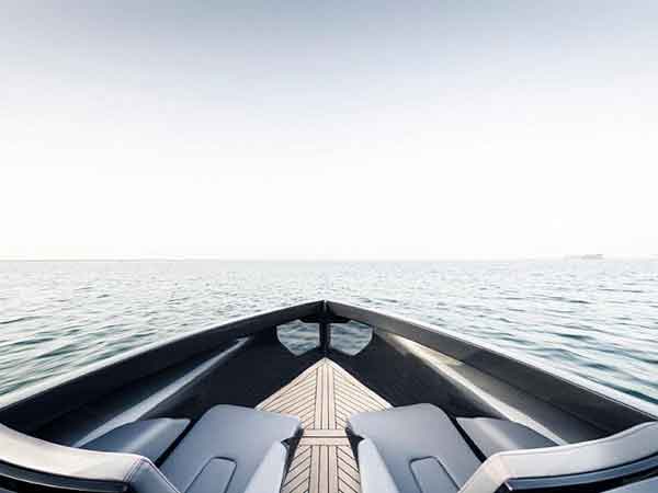 اليخت الطائر الذي يخترق الأمواج بارتفاع 5 أقدام وبسرعة 40 عقدة... تعرف الى Foiler